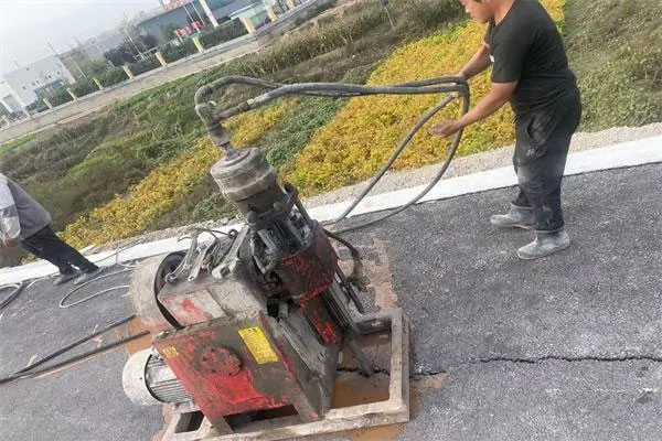 江边乡马路面下沉注浆加固